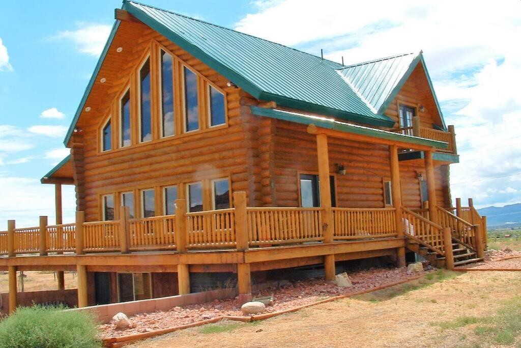 Red Rock Ranch Log Cabin: Large, Fully Furnished 에스칼란테 외부 사진
