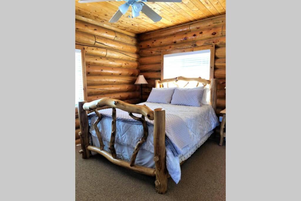 Red Rock Ranch Log Cabin: Large, Fully Furnished 에스칼란테 외부 사진