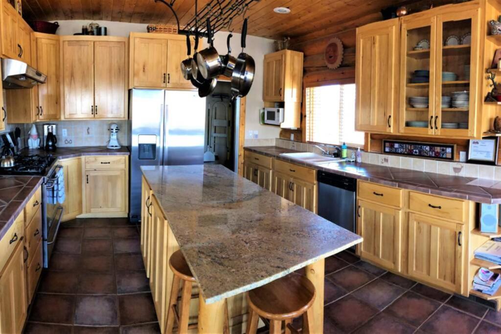 Red Rock Ranch Log Cabin: Large, Fully Furnished 에스칼란테 외부 사진